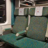Wnętrze wagonu Intercity z wygodnymi siedzeniami. Numeracja 44 i 46 pomaga znaleźć wagon.