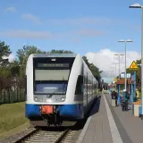 Pociąg do Świnoujścia Ahlbeck stoi na peronie.