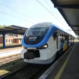 Pociąg na stacji, idealny środek transportu, by dowiedzieć się jak dojechać ze Sławna do Darłówka.