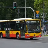 Autobus linii 103 w Warszawie, żółto-czerwony, jedzie ulicą. Na wyświetlaczu widnieje "DW. ZACHODNI (TUNELOWA)".