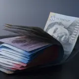 Stos banknotów, w tym 20 000 forintów, symbolizuje walutę w Budapeszcie.