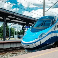 Błękitno-srebrny pociąg Pendolino na stacji Zawiercie, gotowy do podróży.