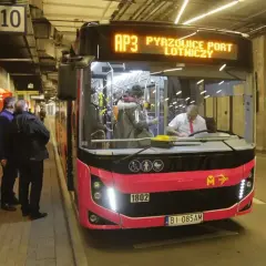 Autobus AP3 z Rzeszowa do Katowice Lotnisko Pyrzowice stoi na przystanku. Pasażerowie czekają na wejście.