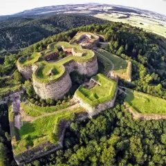 Forteca Srebrna Góra, idealna na wycieczki jednodniowe z Wrocławia, w otoczeniu zielonych wzgórz.