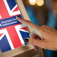 Palec dotyka ekranu z flagą Wielkiej Brytanii i napisem "ETA Electronic Travel Authorization". Czy do Szkocji potrzebny jest paszport? ETA może być odpowiedzią.