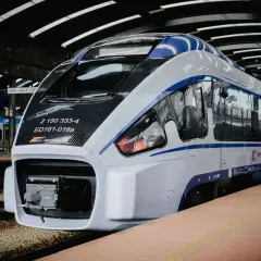 Nowoczesny pociąg PKP Intercity "Hańcza" na peronie.