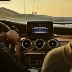 Wnętrze samochodu, kierowca z bransoletką na ręce, radio gra "MERGE". Może to podróż do Władysławowa?
