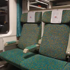 Wnętrze wagonu Intercity z wygodnymi siedzeniami. Numeracja 44 i 46 pomaga znaleźć wagon.
