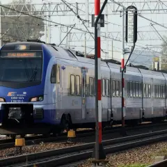 Niebieski pociąg PKP Intercity ED160-007a, prawdopodobnie na trasie Zamość - Kraków, zbliża się do stacji.