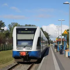 Pociąg do Świnoujścia Ahlbeck stoi na peronie.