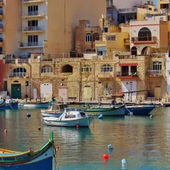 Malta, z jej kolorowymi łodziami i kamiennymi budynkami, zachęca do podróży. Czy na Maltę potrzebny paszport? Tak, jeśli nie jesteś obywatelem UE.