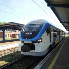 Pociąg na stacji, idealny środek transportu, by dowiedzieć się jak dojechać ze Sławna do Darłówka.