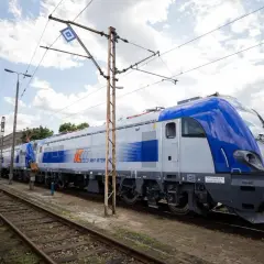 Nowy lubuszanin pociąg PKP Intercity stoi na torach pod błękitnym niebem.