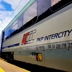 Czy można palić w pociągu? Przepisy i kary (do 1900 zł)