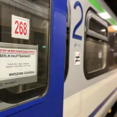 Pociągi międzynarodowe z Polski: Berlin-Warszawa Express, numer 268, z logo PKP Intercity.