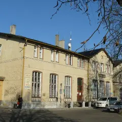 Budynek dworca PKP w Jabłonowie Pomorskim, z widocznym sklepem spożywczym i komisem.