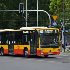 Autobus linii 103 w Warszawie, żółto-czerwony, jedzie ulicą. Na wyświetlaczu widnieje "DW. ZACHODNI (TUNELOWA)".