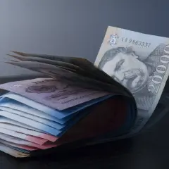Stos banknotów, w tym 20 000 forintów, symbolizuje walutę w Budapeszcie.