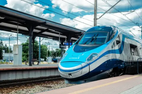 Błękitno-srebrny pociąg Pendolino na stacji Zawiercie, gotowy do podróży.