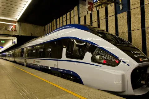 Nowoczesny pociąg PKP Intercity Pesa Dart na peronie, gotowy do podróży z Rzeszowa do Gdańska.