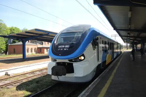 Pociąg na stacji, idealny środek transportu, by dowiedzieć się jak dojechać ze Sławna do Darłówka.