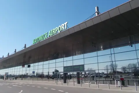 Nowa łódź czeka na pasażerów na lotnisku Katowice.