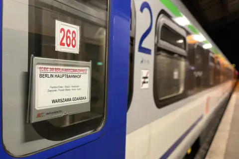 Pociągi międzynarodowe z Polski: Berlin-Warszawa Express, numer 268, z logo PKP Intercity.