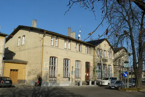 Budynek dworca PKP w Jabłonowie Pomorskim, z widocznym sklepem spożywczym i komisem.
