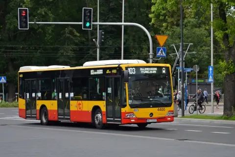 Autobus linii 103 w Warszawie, żółto-czerwony, jedzie ulicą. Na wyświetlaczu widnieje "DW. ZACHODNI (TUNELOWA)".