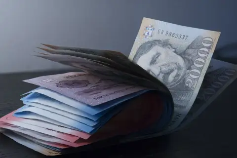 Stos banknotów, w tym 20 000 forintów, symbolizuje walutę w Budapeszcie.