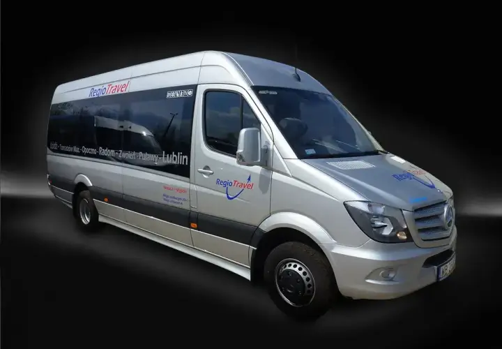 Srebrny bus RegioTravel z napisem "Łódź - Tomaszów Maz. - Opoczno - Radom - Zwoleń - Puławy - Lublin" gotowy do podróży.