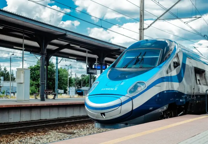Błękitno-srebrny pociąg Pendolino na stacji Zawiercie, gotowy do podróży.