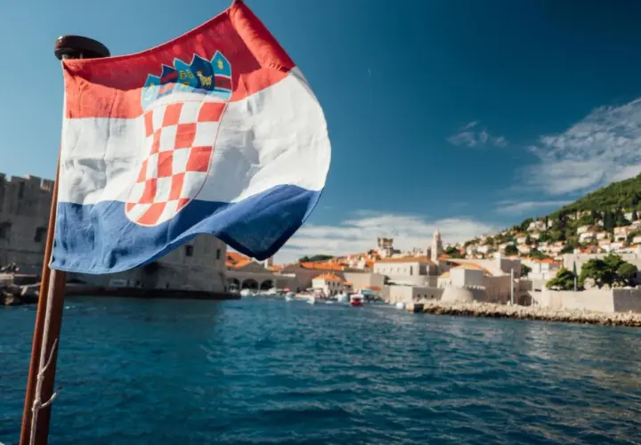 Wakacje w Chorwacji: Przepisy celne i limity. Sprawdź, co zabrać!