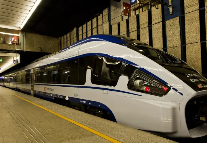 Nowoczesny pociąg PKP Intercity Pesa Dart na peronie, gotowy do podróży z Rzeszowa do Gdańska.