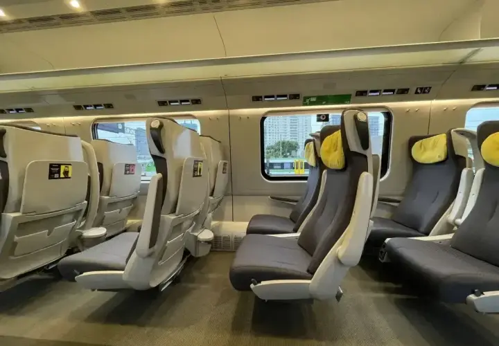 Wnętrze pociągu z wygodnymi fotelami. Czy to EIP? Tak, to nowoczesny pociąg, który zabierze Cię w podróż.