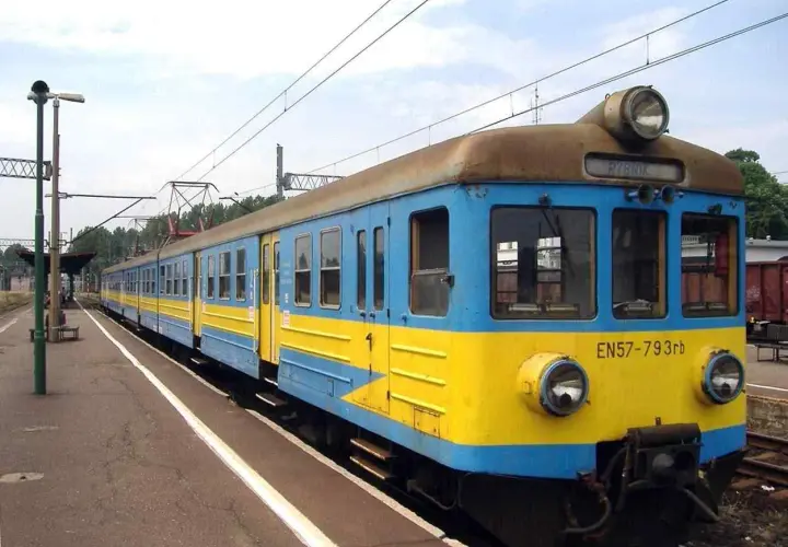 Niebiesko-żółty pociąg EN57-793rb, popularnie zwany "kibel", stoi na stacji Rybnik.