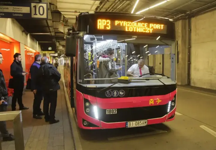 Autobus AP3 z Rzeszowa do Katowice Lotnisko Pyrzowice stoi na przystanku. Pasażerowie czekają na wejście.