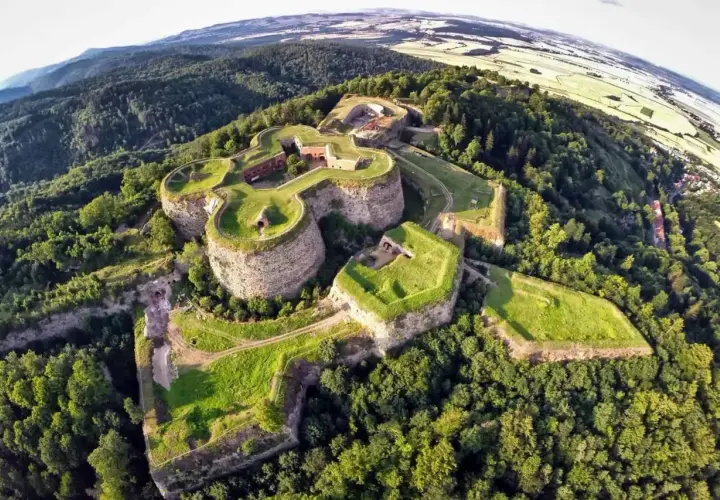 Forteca Srebrna Góra, idealna na wycieczki jednodniowe z Wrocławia, w otoczeniu zielonych wzgórz.