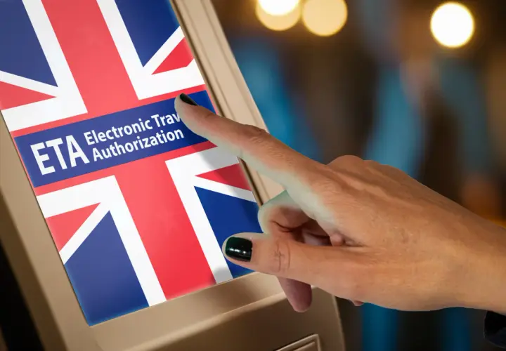 Palec dotyka ekranu z flagą Wielkiej Brytanii i napisem "ETA Electronic Travel Authorization". Czy do Szkocji potrzebny jest paszport? ETA może być odpowiedzią.