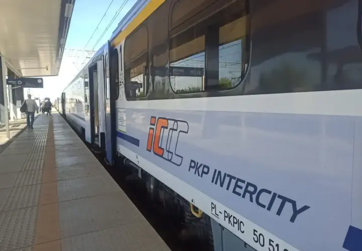 Pociąg PKP Intercity na peronie, gotowy do podróży ze Szczecina do Łodzi.