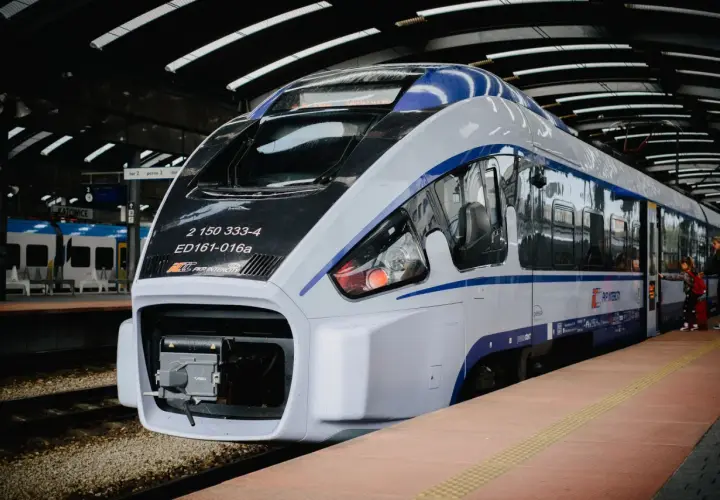 Nowoczesny pociąg PKP Intercity "Hańcza" na peronie.