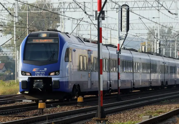 Niebieski pociąg PKP Intercity ED160-007a, prawdopodobnie na trasie Zamość - Kraków, zbliża się do stacji.