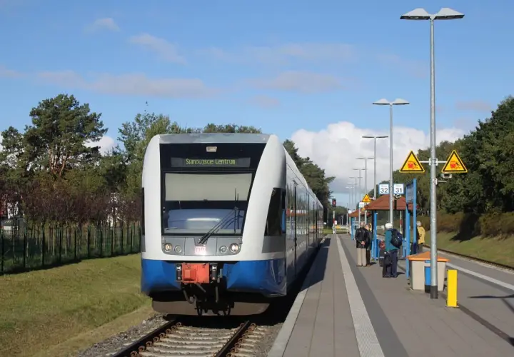 Pociąg do Świnoujścia Ahlbeck stoi na peronie.