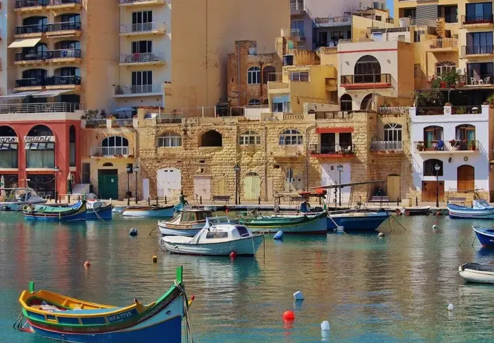 Malta, z jej kolorowymi łodziami i kamiennymi budynkami, zachęca do podróży. Czy na Maltę potrzebny paszport? Tak, jeśli nie jesteś obywatelem UE.