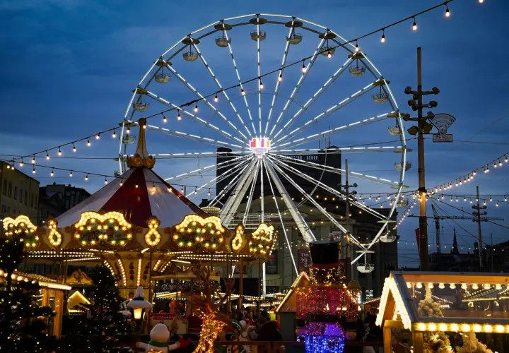 Magiczny jarmark bożonarodzeniowy Katowice nocą. Karuzela, diabelski młyn i świąteczne iluminacje tworzą bajkową atmosferę.