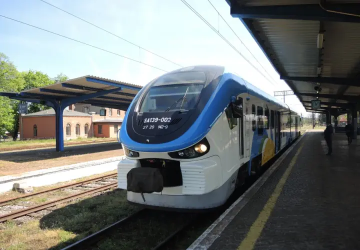 Pociąg na stacji, idealny środek transportu, by dowiedzieć się jak dojechać ze Sławna do Darłówka.