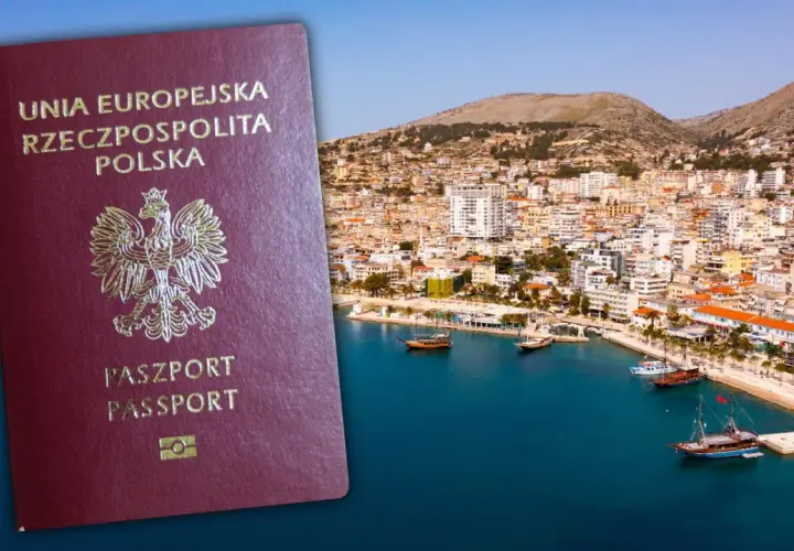 Polski paszport na tle malowniczego albańskiego wybrzeża. Czy do Albanii potrzebny paszport? Tak, dla obywateli Polski jest on niezbędny.
