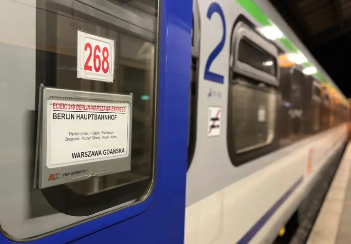 Pociągi międzynarodowe z Polski: Berlin-Warszawa Express, numer 268, z logo PKP Intercity.
