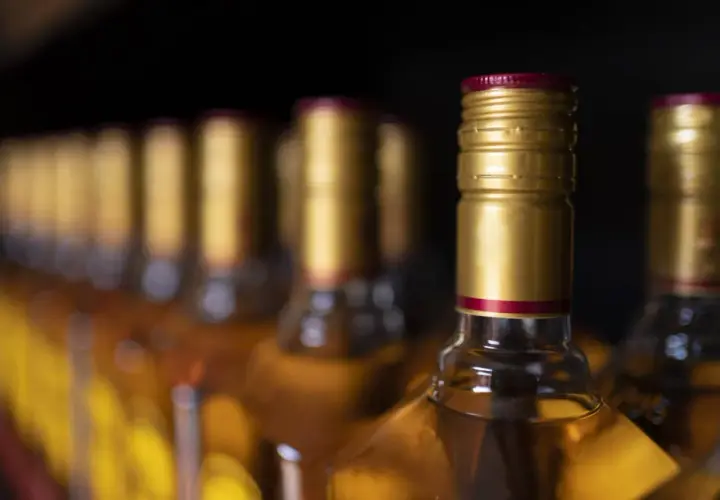 Ile alkoholu do Francji? Limity, zasady i jak uniknąć kar