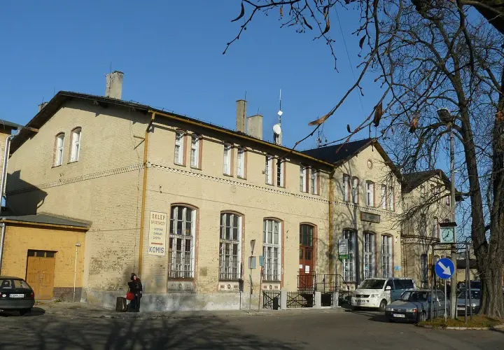 Budynek dworca PKP w Jabłonowie Pomorskim, z widocznym sklepem spożywczym i komisem.